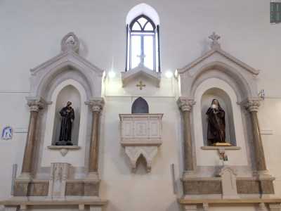 Accanto per� a �moderni� altari dalle linee semplici, corredati da statue di santi in cartapesta...